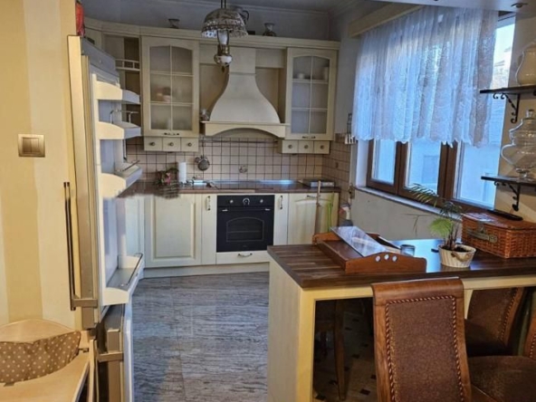 Дава се под наем Тристаен апартамент в София, Център - 100 кв.м за 1000 € - Снимка #1