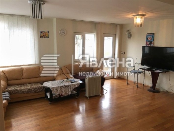 Двустаен апартамент в Бургас, Възраждане - 93 кв.м за 1990 €/кв.м - Снимка #1