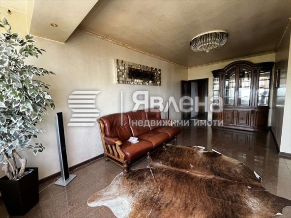 Тристаен апартамент в Варна, Център - 94 кв.м за 1248 €/кв.м - Снимка #1