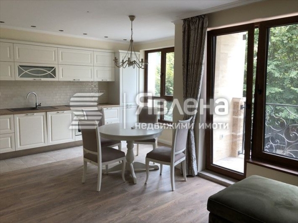 Тристаен апартамент в Варна, Център - 100 кв.м за 2295 €/кв.м - Снимка #1
