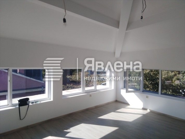 Дава се под наем Тристаен апартамент в Варна, Център - 90 кв.м за 1200 € - Снимка #1