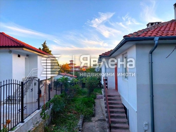 Дава се под наем Къща в к.к. Слънчев бряг - 94 кв.м за 550 € - Снимка #1