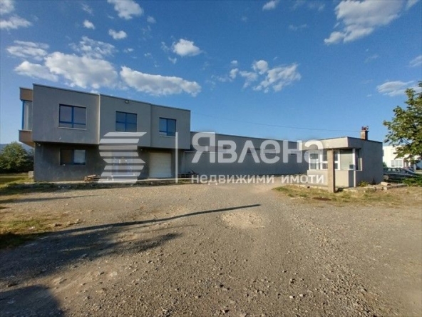 Дава се под наем Склад в Сливен, Промишлена зона - 1556 кв.м за 3579 € - Снимка #1