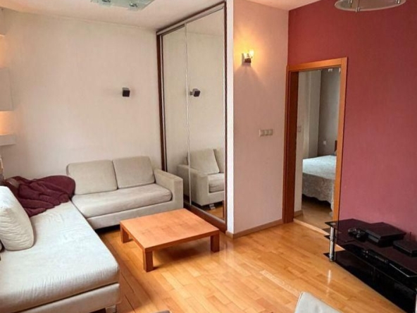 Дава се под наем Тристаен апартамент в София, Център - 70 кв.м за 946.56 € - Снимка #1