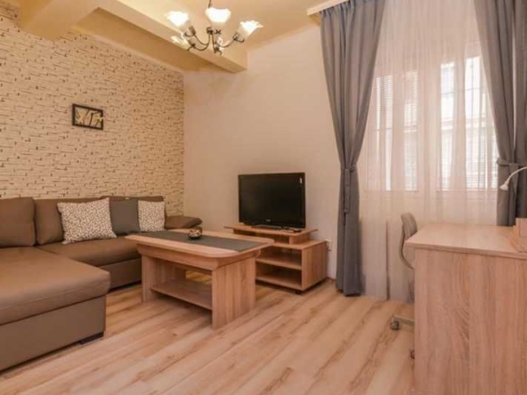 Дава се под наем Тристаен апартамент в София, Център - 78 кв.м за 698.19 € - Снимка #1