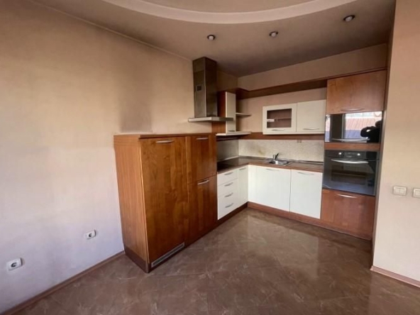 Дава се под наем Къща в Пловдив, Каменица 2 - 582 кв.м за 2500 € - Снимка #1