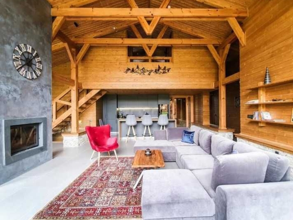 Дава се под наем Къща в Разлог - 270 кв.м за 316.2 € - Снимка #1