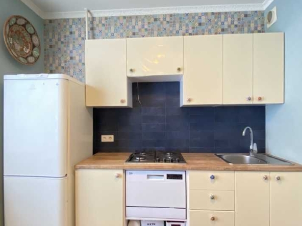 Дава се под наем Тристаен апартамент в София, Борово - 80 кв.м за 561 € - Снимка #1