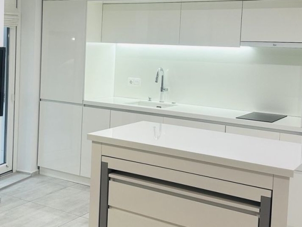 Дава се под наем Тристаен апартамент в Варна, Бриз - 85 кв.м за 1000 € - Снимка #1