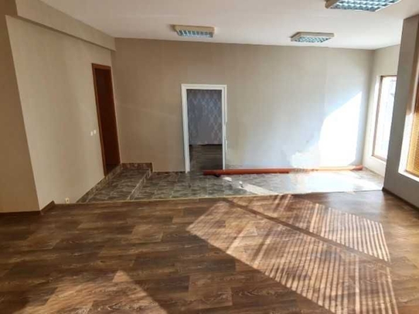 Дава се под наем Магазин в Велико Търново, Център - 95 кв.м за 248.88 € - Снимка #1
