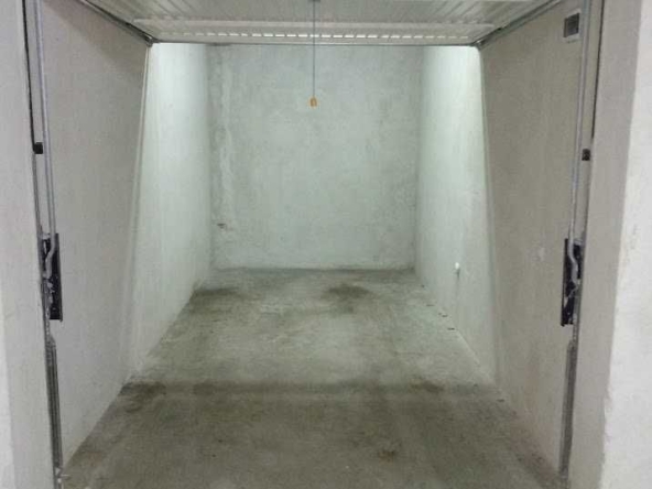 Дава се под наем Гараж / Паркомясто в София, Зона Б-18 - 15 кв.м за 102 € - Снимка #1