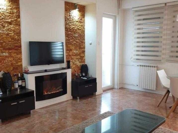 Дава се под наем Тристаен апартамент в Пловдив, Младежки Хълм - 96 кв.м за 453.9 € - Снимка #1