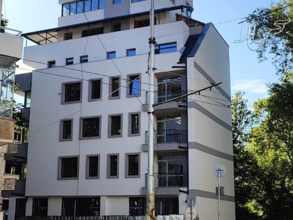 Тристаен апартамент в Плевен, Идеален център - 104 кв.м за 1404 €/кв.м - Снимка #1