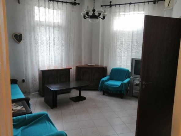 Дава се под наем Етаж от къща в Пловдив, Център - 98 кв.м за 444 € - Снимка #1