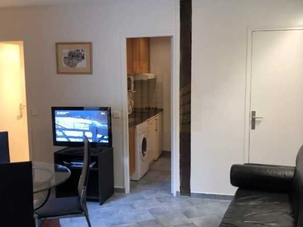 Дава се под наем Едностаен апартамент в Пловдив, Център - 23 кв.м за 107.1 € - Снимка #1