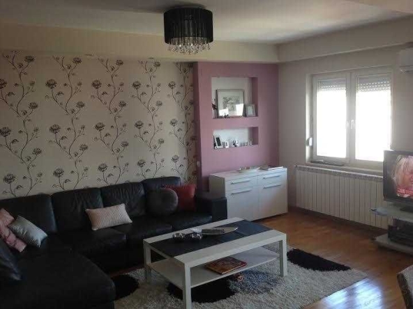 Дава се под наем Двустаен апартамент в Бургас, Славейков - 64 кв.м за 204 € - Снимка #1