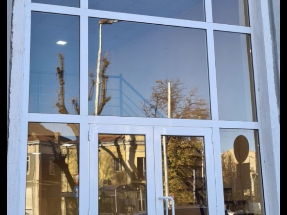 Дава се под наем Магазин в Плевен, Идеален център - 56 кв.м за 688.5 € - Снимка #1