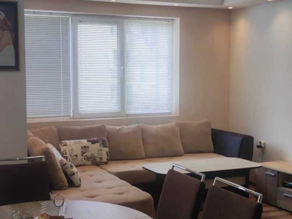 Дава се под наем Тристаен апартамент в Бургас, Меден рудник - зона А - 100 кв.м за 350 € - Снимка #1