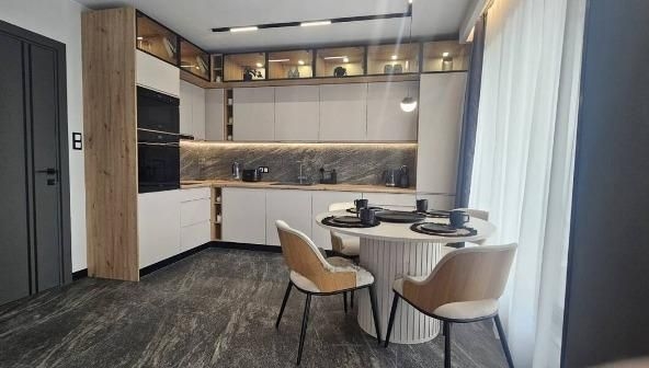 Дава се под наем Тристаен апартамент в Пловдив, Център - 130 кв.м за 1250 € - Снимка #1