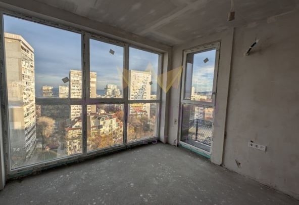 Двустаен апартамент в Бургас, Център - 84 кв.м за 1330 €/кв.м - Снимка #1