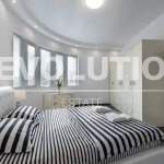 Дава се под наем Тристаен апартамент в Варна, Център - 110 кв.м за 1000 € - Снимка #1