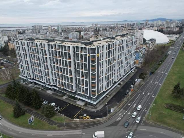 Дава се под наем Тристаен апартамент в Бургас, Изгрев - 85 кв.м за 816 € - Снимка #1