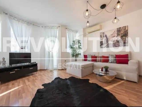 Дава се под наем Тристаен апартамент в Варна, Център - 90 кв.м за 598.23 € - Снимка #1
