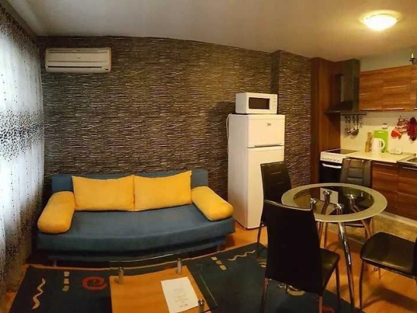 Дава се под наем Двустаен апартамент в Варна, Червен площад - 65 кв.м за 459 € - Снимка #1