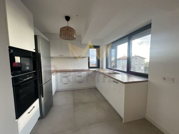 Дава се под наем Тристаен апартамент в Варна, Галата - 89 кв.м за 606.9 € - Снимка #1