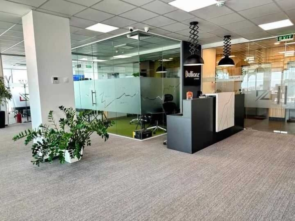 Дава се под наем Офис в София, Младост 4 - 627 кв.м за 9405 € - Снимка #1