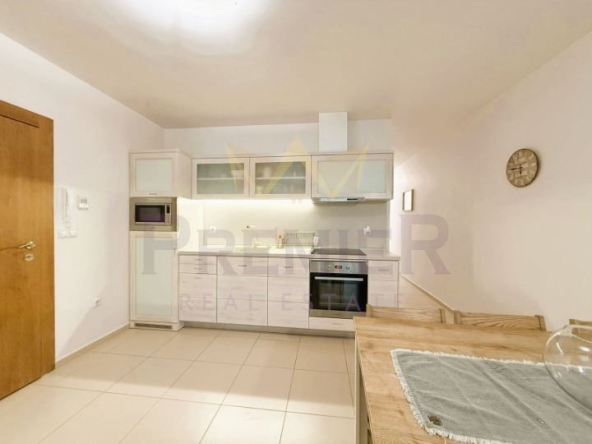 Дава се под наем Тристаен апартамент в Варна, Център - 95 кв.м за 1000 € - Снимка #1