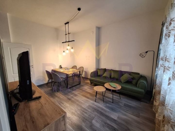 Дава се под наем Тристаен апартамент в Варна, Център - 105 кв.м за 900 € - Снимка #1