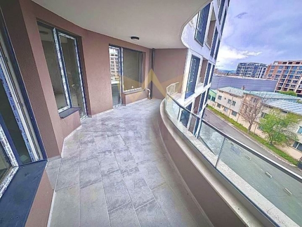 Тристаен апартамент в Бургас, Славейков - 120 кв.м за 1725 €/кв.м - Снимка #1