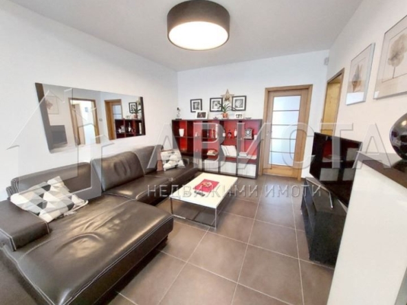 Дава се под наем Тристаен апартамент в София, Център - 81 кв.м за 850 € - Снимка #1