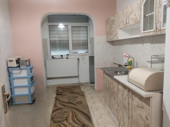 Дава се под наем Тристаен апартамент в Пловдив, Изгрев - 80 кв.м за 281 € - Снимка #1