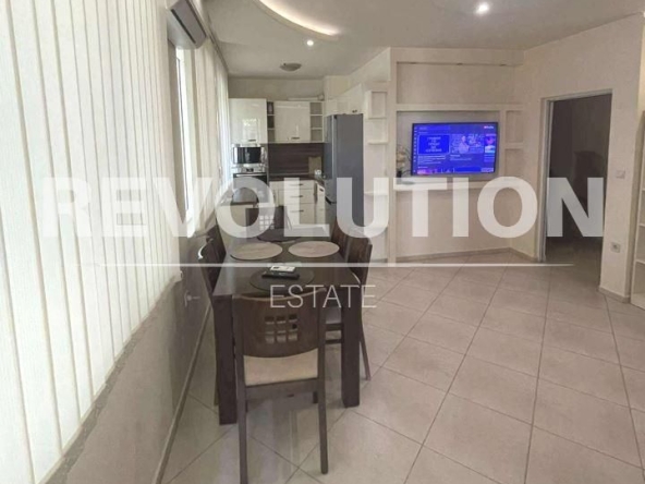 Дава се под наем Тристаен апартамент в Варна, Погреби - 80 кв.м за 847.62 € - Снимка #1
