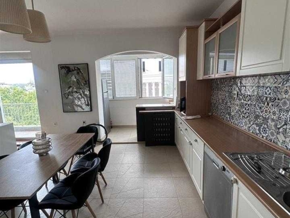 Дава се под наем Двустаен апартамент в Бургас, Славейков - 58 кв.м за 204 € - Снимка #1