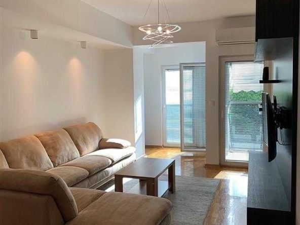 Дава се под наем Двустаен апартамент в Бургас, Славейков - 58 кв.м за 204 € - Снимка #1