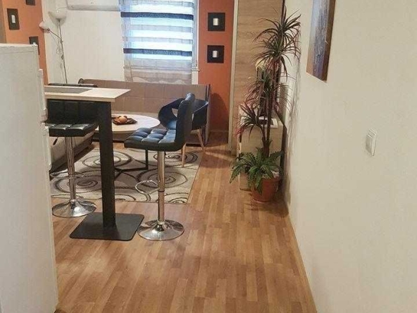 Дава се под наем Едностаен апартамент в Бургас, Център - 30 кв.м за 153 € - Снимка #1