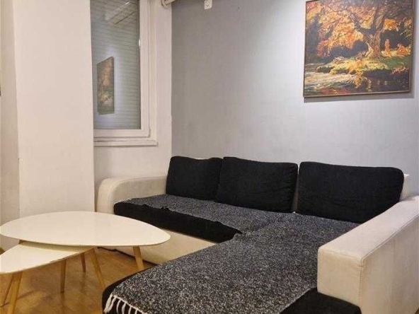 Дава се под наем Двустаен апартамент в Бургас, Център - 67 кв.м за 183.6 € - Снимка #1