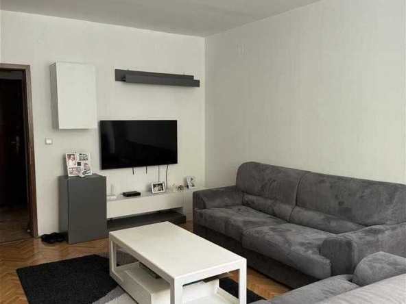 Дава се под наем Двустаен апартамент в Бургас, Славейков - 60 кв.м за 204 € - Снимка #1