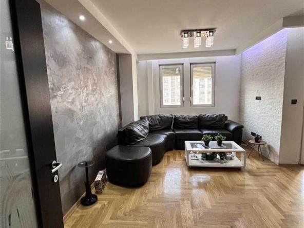 Дава се под наем Тристаен апартамент в Пловдив, Гагарин - 85 кв.м за 418.2 € - Снимка #1