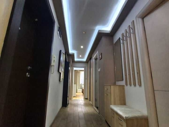 Дава се под наем Четиристаен апартамент в Бургас, Център - 160 кв.м за 408 € - Снимка #1