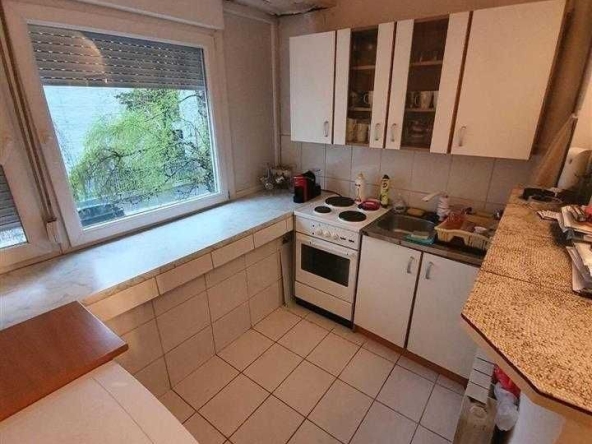 Дава се под наем Тристаен апартамент в Пловдив, Изгрев - 90 кв.м за 306 € - Снимка #1