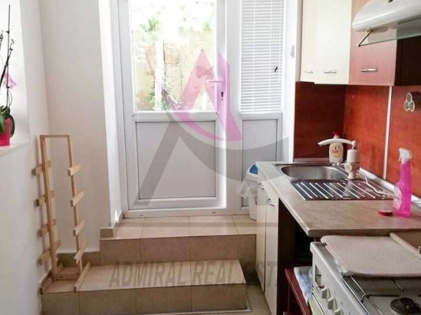 Дава се под наем Етаж от къща в Варна, Червен площад - 55 кв.м за 400 € - Снимка #1