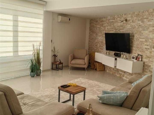 Дава се под наем Двустаен апартамент в Бургас, Славейков - 60 кв.м за 244.8 € - Снимка #1