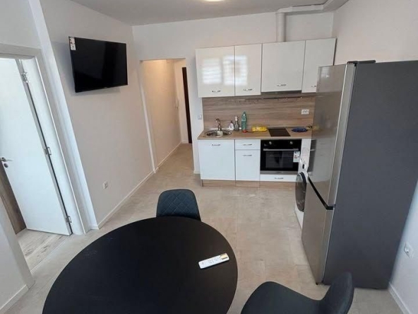 Дава се под наем Двустаен апартамент в к.к. Св.Св. Константин и Елена - 45 кв.м за 332 € - Снимка #1