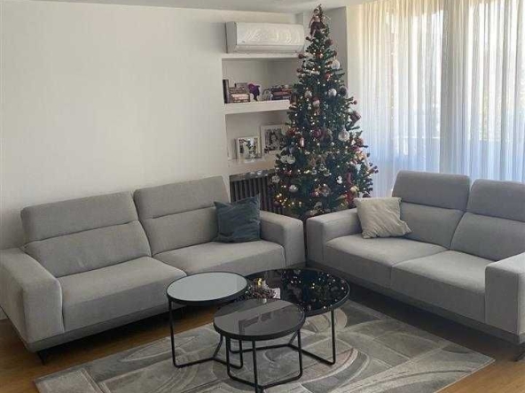 Дава се под наем Двустаен апартамент в Бургас, Славейков - 59 кв.м за 219.3 € - Снимка #1