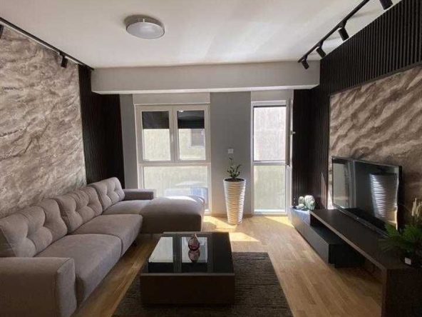 Дава се под наем Двустаен апартамент в Бургас, Център - 56 кв.м за 255 € - Снимка #1