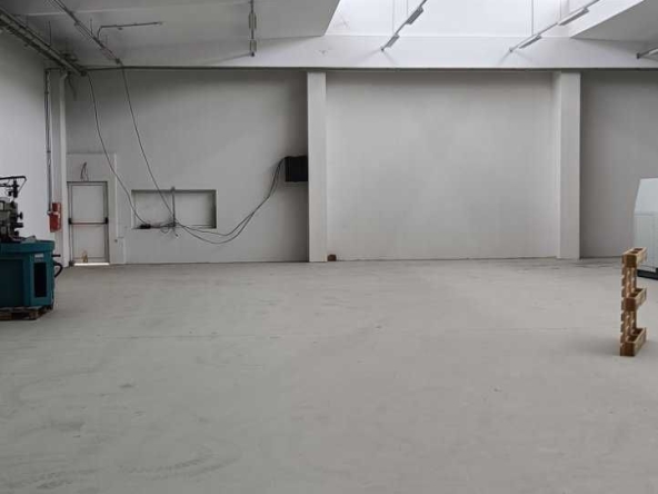 Дава се под наем Магазин в Казанлък - 336 кв.м за 685.44 € - Снимка #1